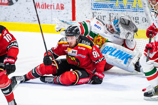 Luleås Robin Kovacs och Moras målvakt Janne Juvonen