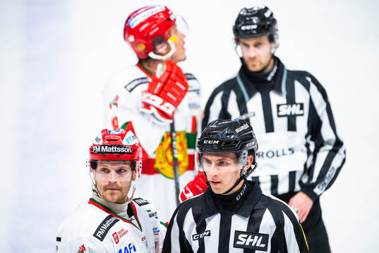 Moras Robin Johansson (övre) och Adam Masuhr diskuterar