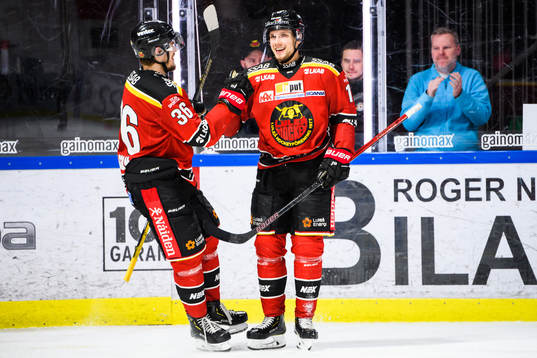 Luleås Emil Larsson och Petter Emanuelsson jublar