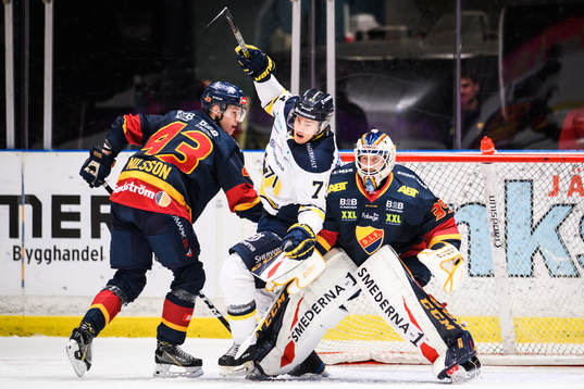 Djurgårdens Tom Nilsson och målvakt Adam Reideborn