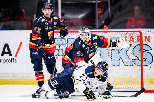 s Sebastian Wännström oroar framför Djurgårdens Tom