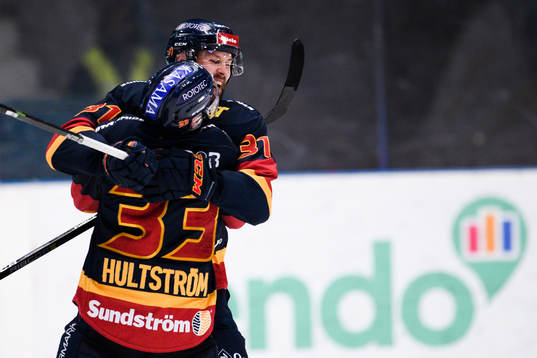 Djurgårdens Dick Axelsson  jublar med Linus Hultström