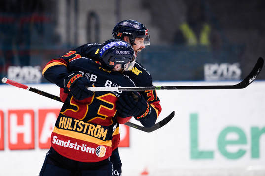 Djurgårdens Dick Axelsson  jublar med Linus Hultström
