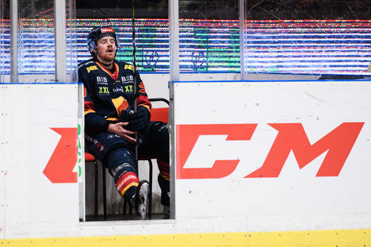 Djurgårdens Daniel Brodin deppar i utvisningsbåset