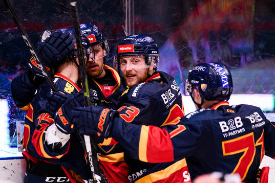 Djurgårdens Linus Hultström jublar med Daniel Brodin