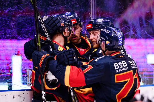 Djurgårdens Linus Hultström jublar med Daniel Brodin