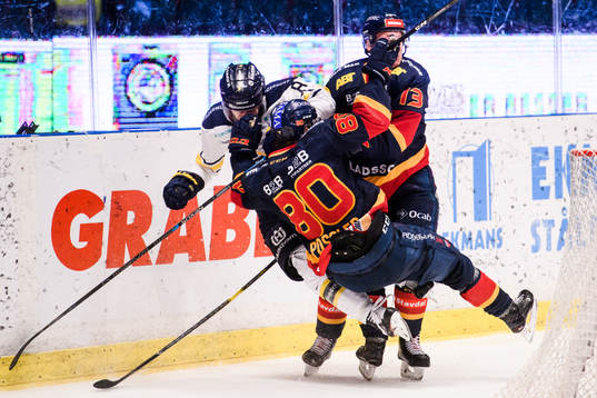 s Nils Andersson i en situation med Djurgårdens Gustav