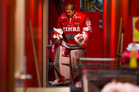 Timrås målvakt Niklas Svedberg kliver av planen