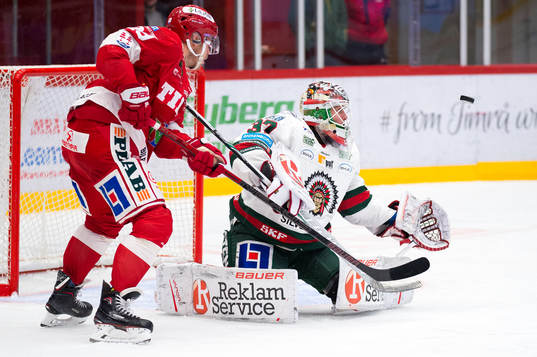 Timrås Morten Madsen och Frölundas målvakt Johan