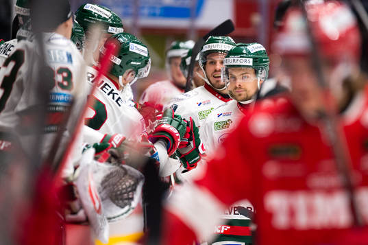 Frölundas Mats Rosseli Olsen jublar med lagkamrater