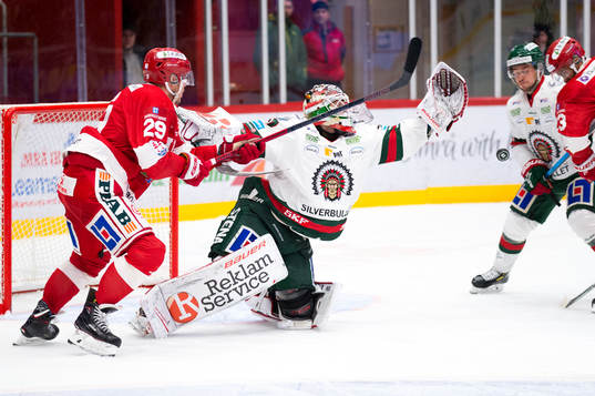 Timrås Morten Madsen och Frölundas målvakt Johan