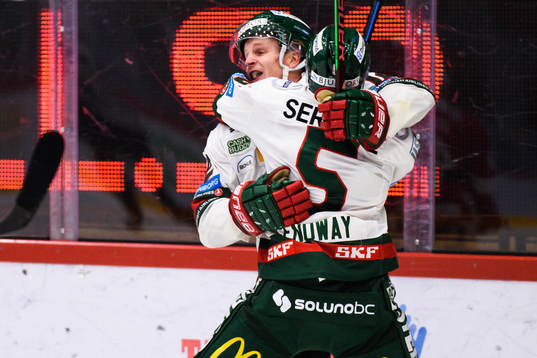 Frölundas Max Friberg och Chay Genoway jublar