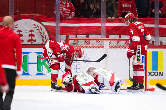 Timrås målvakt Niklas Svedberg har ont