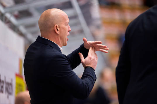 tränare Fredrik Andersson tar timeout