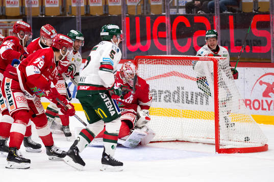 Frölundas Max Friberg gör 2-2 bakom Timrås målvakt