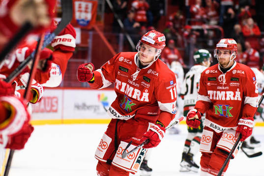 Timrås Henrik Törnqvist jublar med lagkamrater