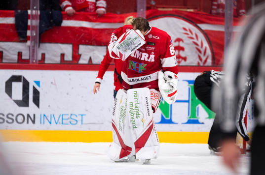 Timrås målvakt Niklas Svedberg håller sig för huvudet
