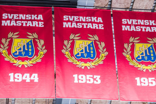 "Svenska mästare" banderoller i taket på scaniarinken