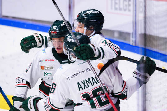 Tingsryds Filip Ahl jublar med lagkamrater