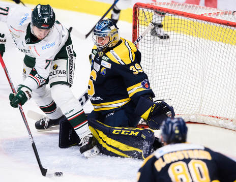 Tingsryds Filip Ahl gör 0-1 bakom Södertäljes målvakt