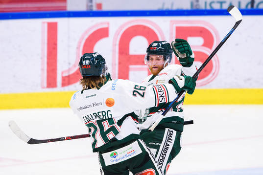 Tingsryds Kim Tallberg jublar med Daniel Ljunggren