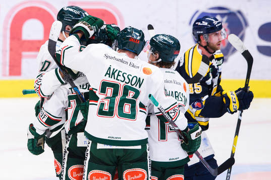Tingsryds Kim Tallberg jublar med lagkamrater