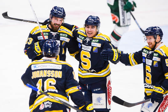Södertäljes Mikael Ahlén jublar med lagkamrater