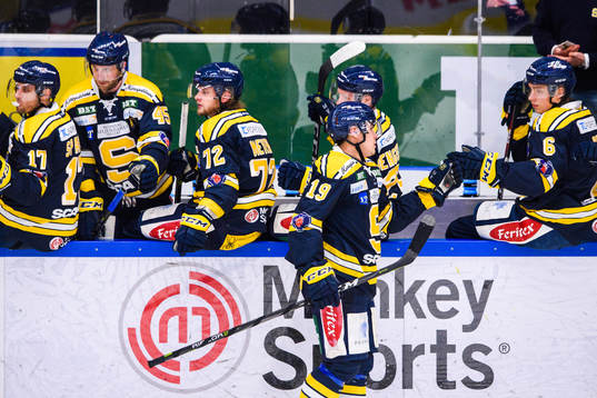 Södertäljes Mikael Ahlén jublar med lagkamrater