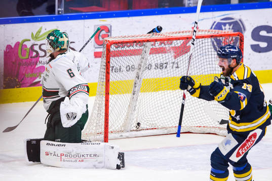 Södertäljes Mikael Ahlén jublar