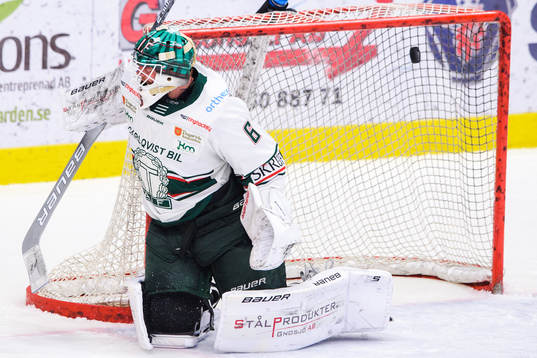 Södertäljes Sebastian Dyk (ej i bild) gör 2-2 bakom