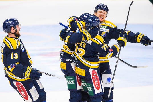 Södertäljes Sebastian Dyk jublar med lagkamrater