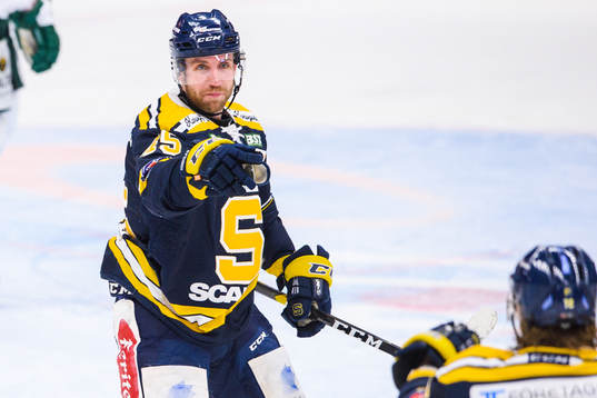 Södertäljes Sebastian Dyk jublar