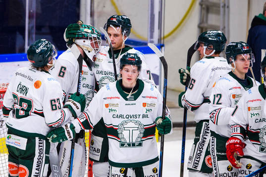 Tingsryds målvakt Tex Williamsson blir omkramad av