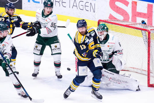 Södertäljes Mikael Ahlén och Tingsryds målvakt Tex