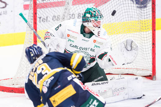 Södertäljes Emil Bejmo och Tingsryds målvakt Tex
