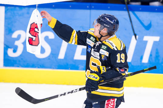 Södertäljes Lucas Carlsson hämtar ett pris