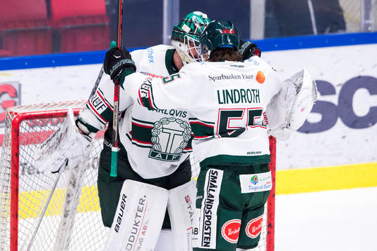 Tingsryds målvakt Tex Williamsson jublar medlarkamrat Max