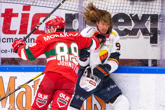 Moras Ryan Johnston och Djurgårdens Axel Jonsson Fjällby