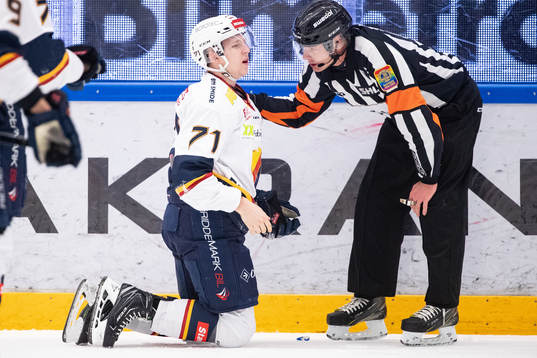 Djurgårdens Jonathan Davidsson och domare Andreas