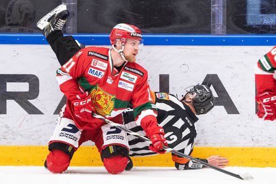 Moras Alexander Hilmerson  och domare Mikael Andersson