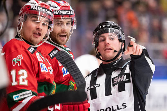 Moras Kevin Gagné och Moras Ryan Johnston och linjedomare
