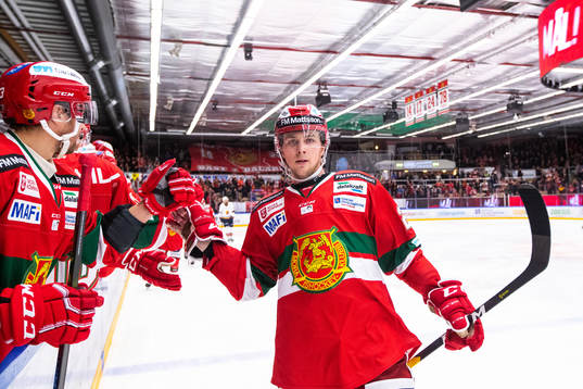 Moras Nils Carnbäck  jublar
