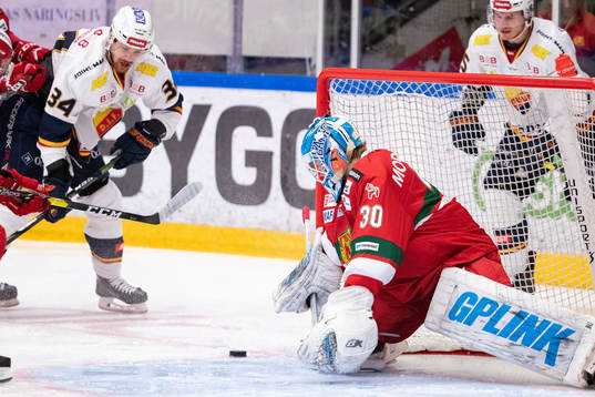 Moras målvakt Janne Juvonen och Djurgårdens Daniel Brodin