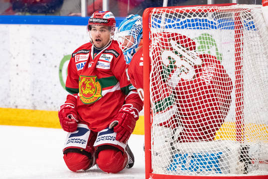Moras Kevin Gagné och målvakt Janne Juvonen