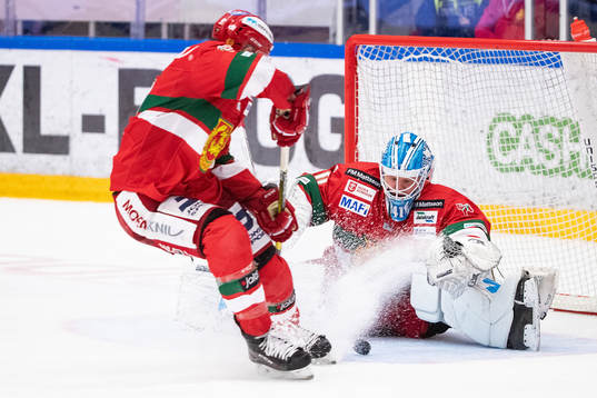 Moras målvakt Janne Juvonen och Andrew Rowe