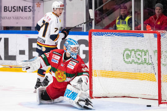 Djurgårdens Jonathan Davidsson och Moras målvakt Janne