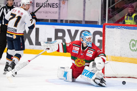 Djurgårdens Jonathan Davidsson och Moras målvakt Janne