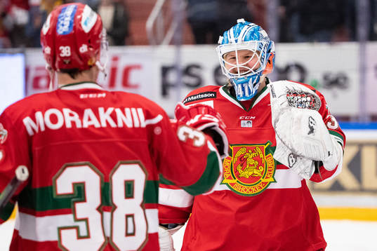 Moras målvakt Janne Juvonen jublar