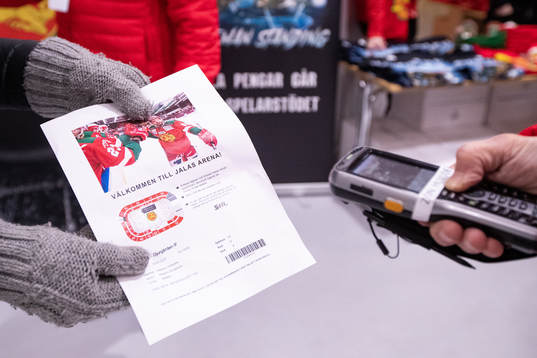 Scanning av biljetter innan ishockeymatchen i SHL mellan