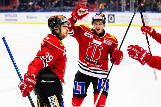 Örebros Jordan Boucher jublar med lagkamrater